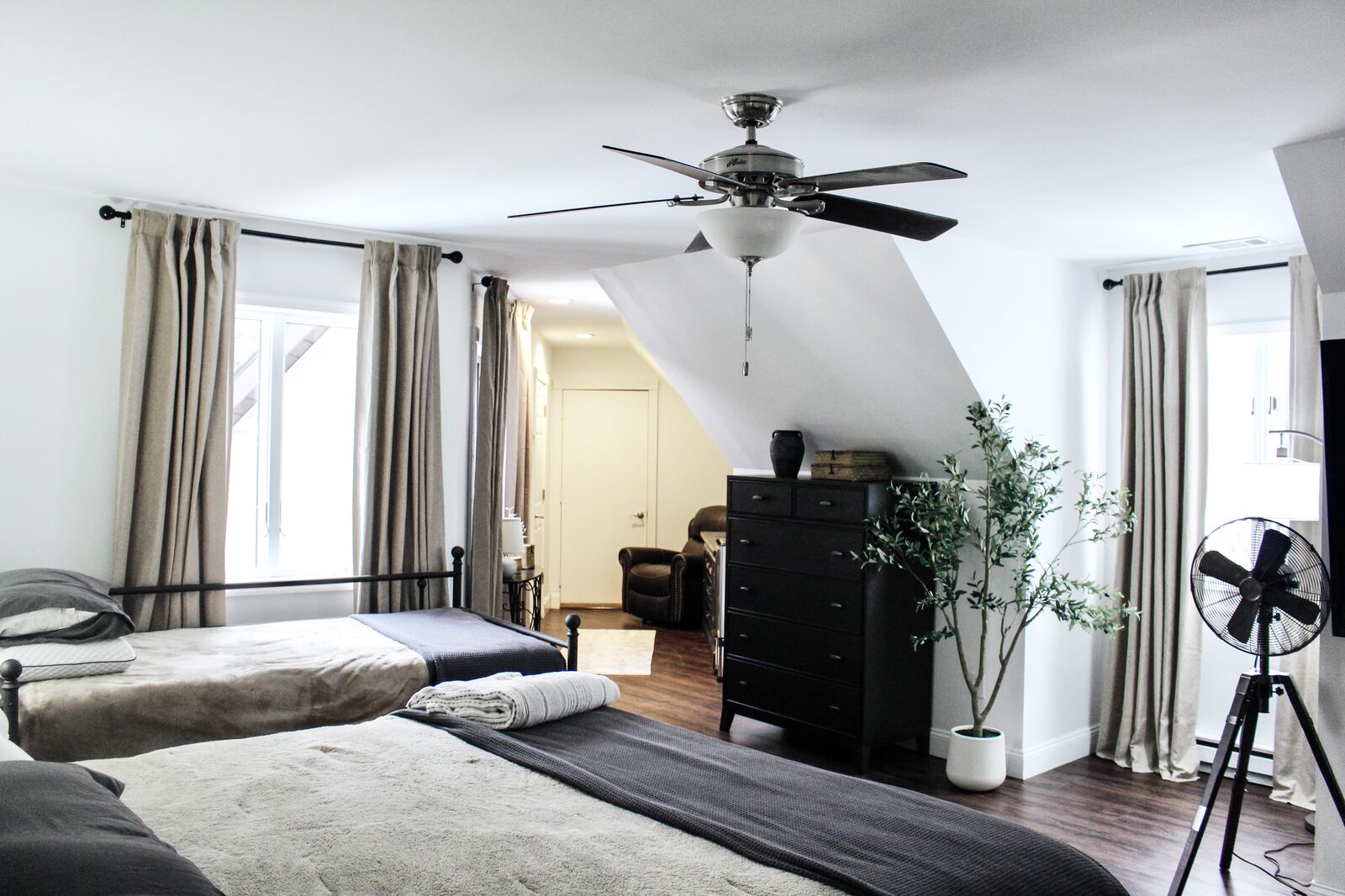 Upstairs twin bedroom